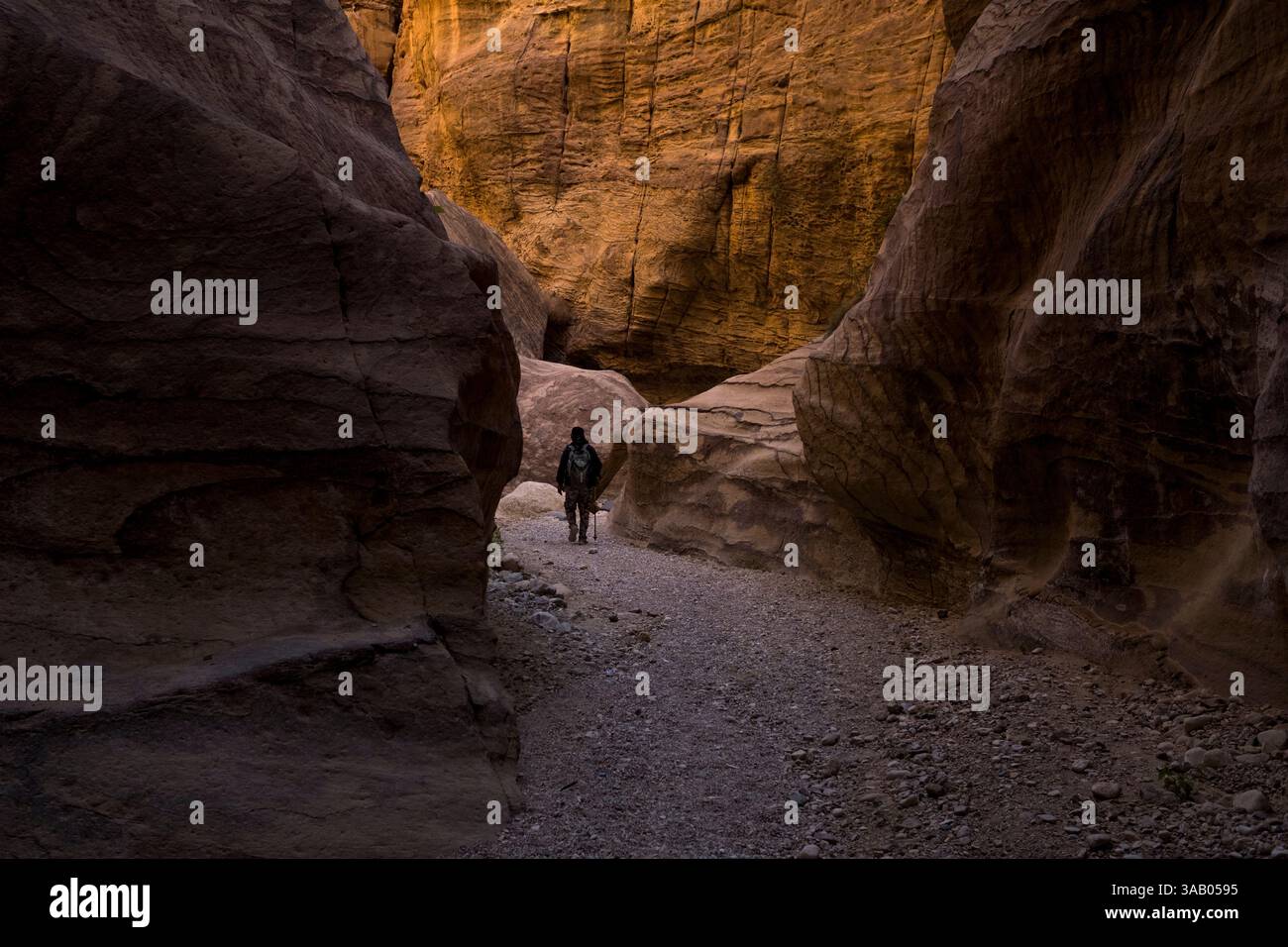 AL-MANSOURA, GIORDANIA - 10 SETTEMBRE 2021: Abu Ali nel canyon del Wadi Ghuweir Trail. CREDITO: Daniel Rodrigues Foto Stock