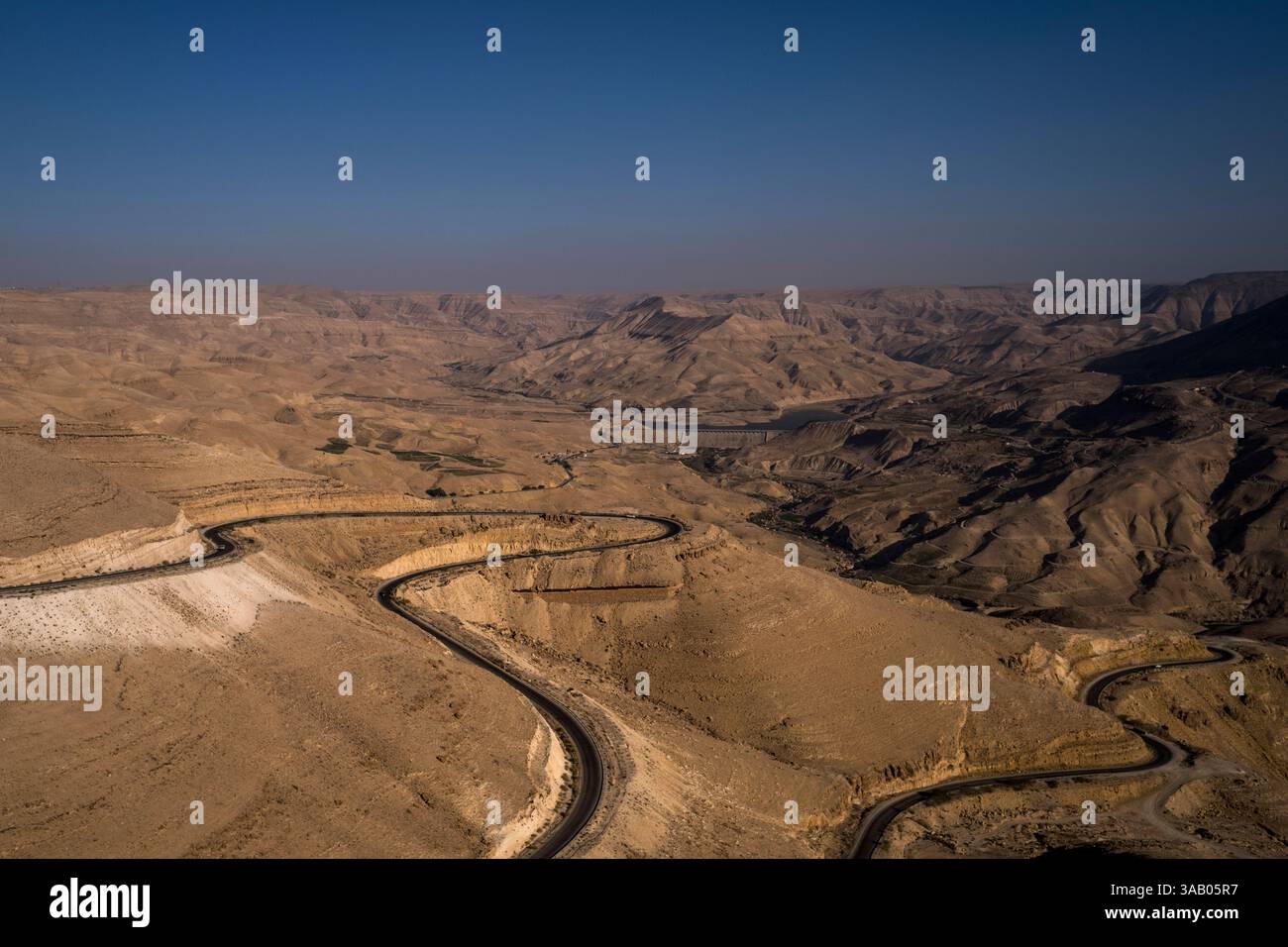 DHIBAN, GIORDANIA - 10 SETTEMBRE 2021: Strada 35 in cima al Wadi al Mujib. CREDITO: Daniel Rodrigues Foto Stock