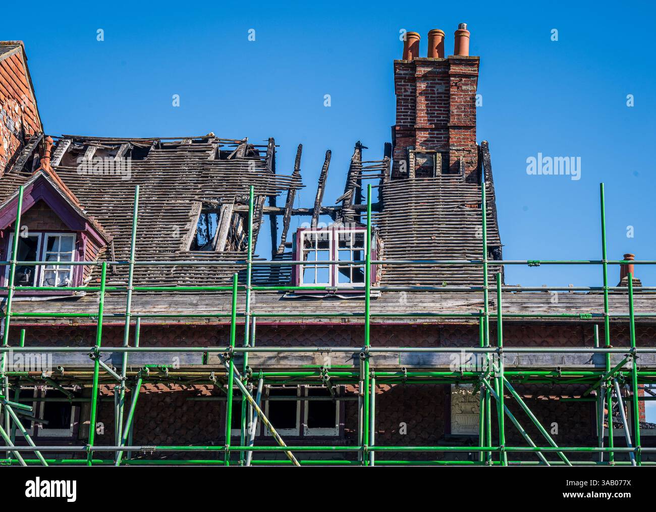 L'Angel Inn, Midhurst, West Sussex, un hotel vecchio di 400 anni, bruciato nel 2023 e attualmente in fase di restauro. Foto Stock