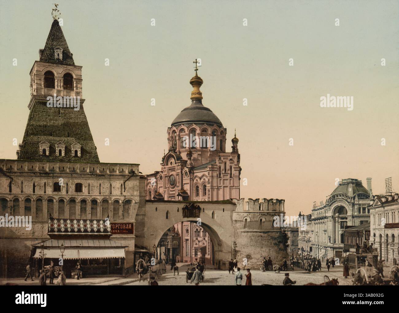 Stampa fotocromatica d'epoca della porta Vladimir a Mosca, Russia. Foto Stock