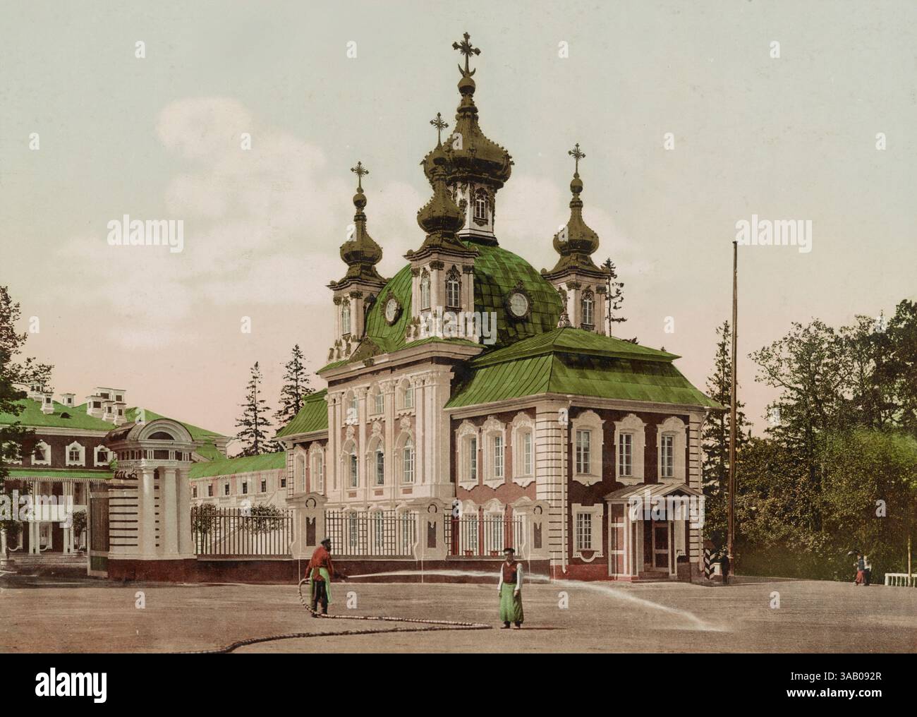 Stampa fotocromatica d'epoca della cappella del Palazzo di Peterhof a San Pietroburgo, Russia. Foto Stock