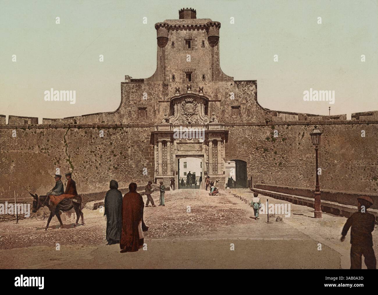 Stampa fotocromatica d'epoca della Puerta de Tierra a Cadice, Spagna. Foto Stock