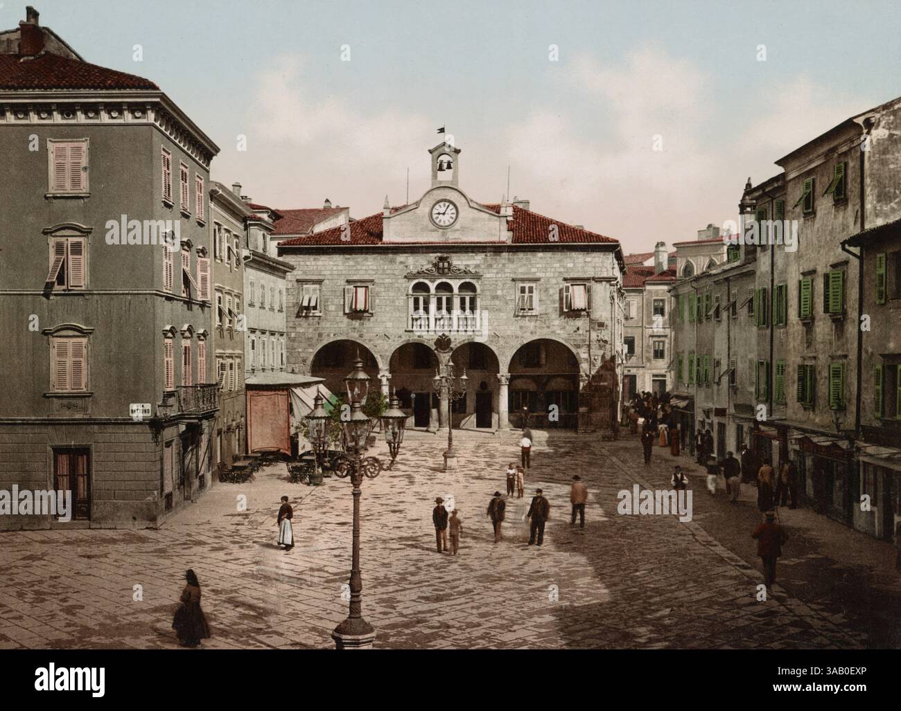 Stampa fotocromatica d'epoca della piazza principale di Pola, Croazia. Foto Stock