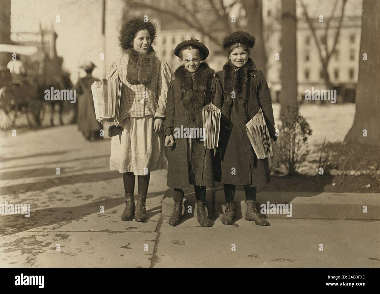 4 gennaio 2018 - Yedda Well, 11 anni, Rebecca Cohen, 12 anni e Rebecca Kirwin, 14 anni, Portrait Selling Newspapers, Hartford, Connecticut, USA, Lewis Hine per National Child Labor Committee, marzo 1909 (Credit Image: © circa Images/Glasshouse via ZUMA Wire) Foto Stock