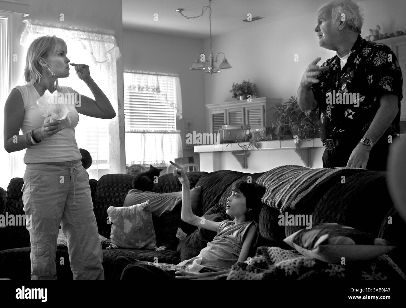 1° maggio 2006 - Sacramento, California, Stati Uniti - dopo giorni di sonno quasi nullo mentre si prende cura del figlio DEREK MADSEN, 11 anni, CYNDIE FRENCH si confronta con PATRICK DEGNAN, amico di famiglia di lunga data ''nonno'', per sapere se sarà in grado di aiutare con l'affitto e le spese funebri dato che Derek è intrappolato nel mezzo. Cyndie spera di creare un'organizzazione senza scopo di lucro in modo che le famiglie non debbano sopportare la stessa lotta finanziaria e il caos che hanno vissuto. "Vorrei solo che una parte del denaro destinato alla ricerca sul cancro possa essere deviata verso le famiglie che attraversano questo percorso, perché molte persone non ne trarranno mai beneficio Foto Stock