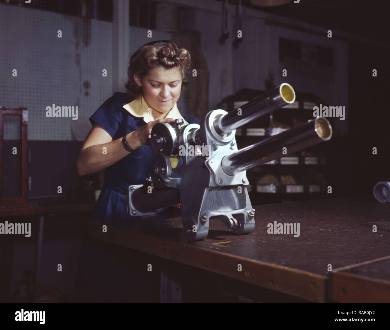 15 febbraio 2018 - Young Woman Working on Landing Gear Mechanism of P-51 Fighter Plane, Not Model Releasedrth American Aviation, Inc., Inglewood, California, USA, Alfred T. Palmer per Office of War Information, ottobre 1942 (immagine di credito: © circa Images/Glasshouse via ZUMA Wire) Foto Stock