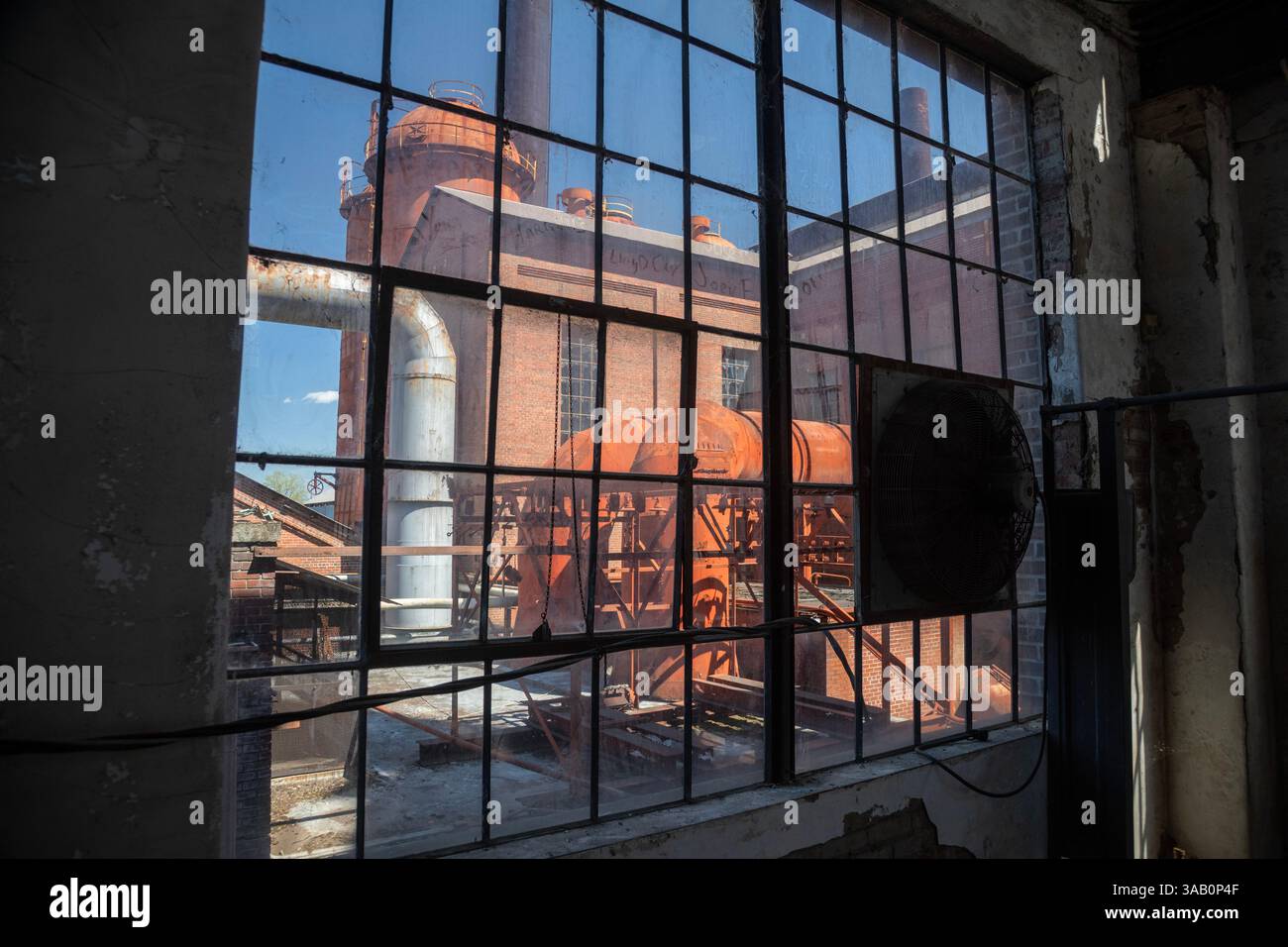 Birmingham, Alabama - il monumento storico nazionale Sloss Furnaces. I forni producevano ghisa tra il 1882 e il 1971. La struttura è ora aperta al pub Foto Stock