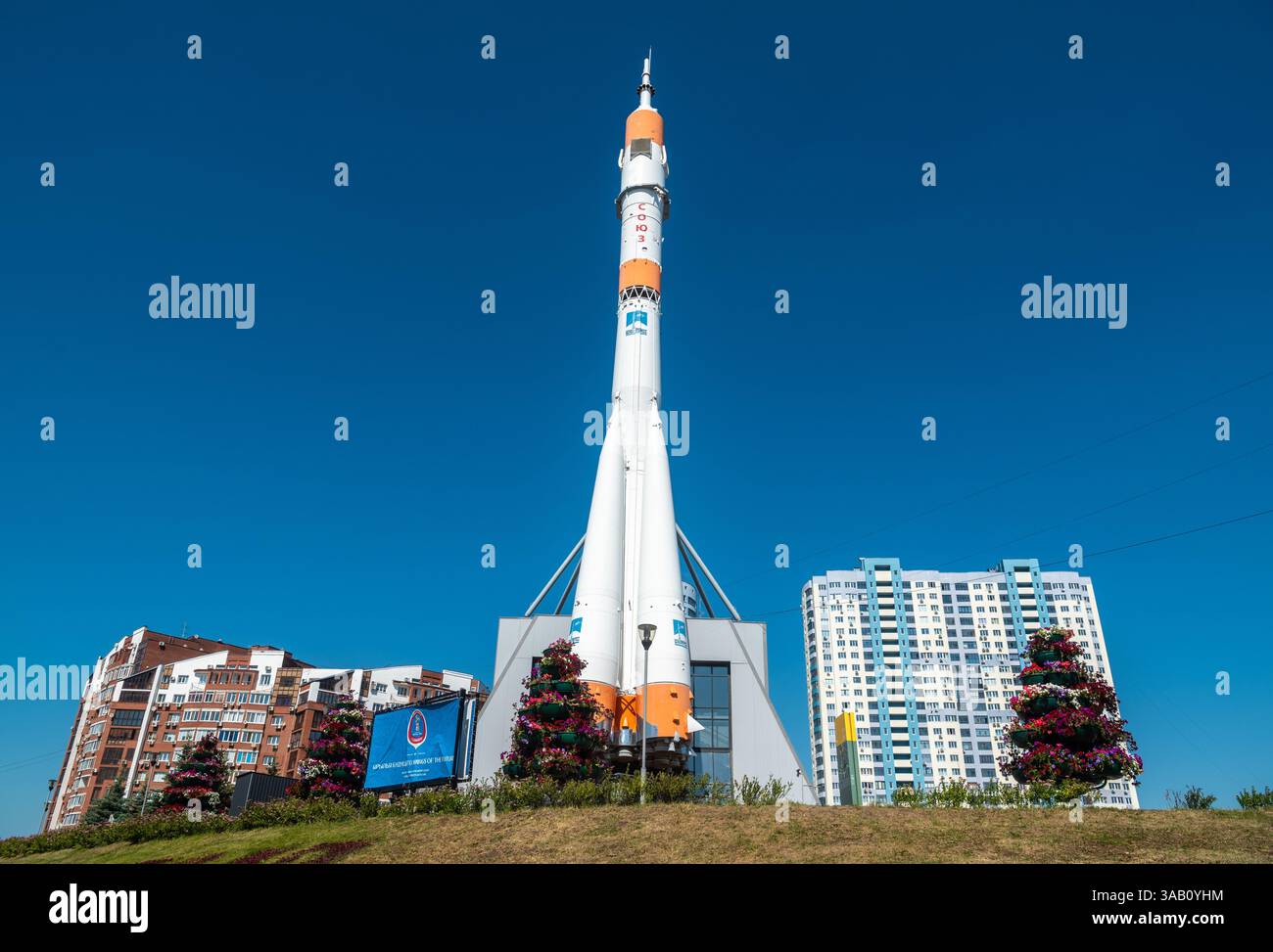 Samara, Russia – 24 giugno 2018. Razzo vettore Sojuz in piedi di fronte al Museo Cosmic e al Centro esposizioni di Samara, Russia. L'autentica Soy Foto Stock