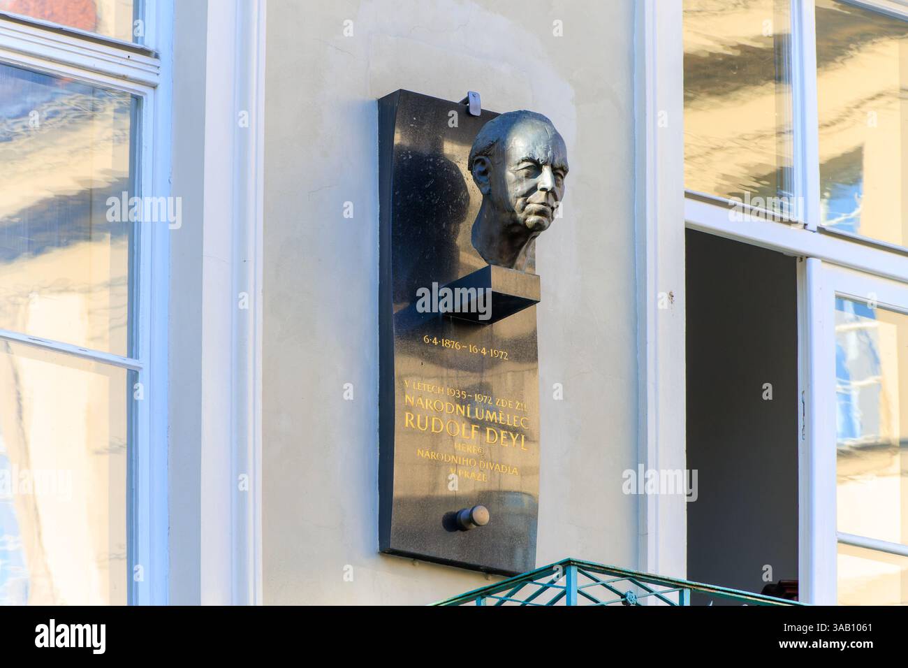 Praga. Anenske namesti Old Town, c'è una targa commemorativa in granito nero con un busto in bronzo di DALE Rudolf Foto Stock