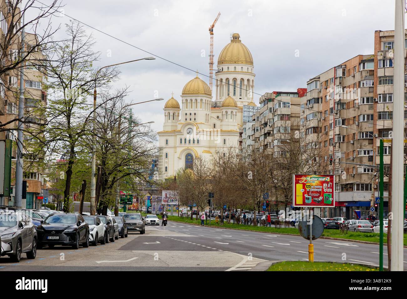 Cattedrale della salvezza del popolo (Catedrala Mântuirii Neamului - Catedrala Națională a României) di bucarest vista da Calea 13 Septembrie (Romania) Foto Stock