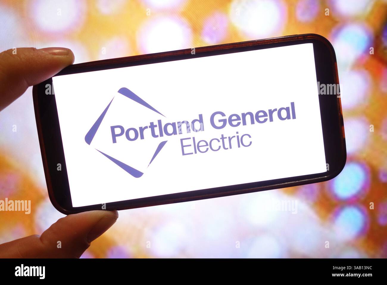 In questa illustrazione fotografica, il logo aziendale Portland General Electric viene visualizzato sullo schermo di uno smartphone. Foto Stock