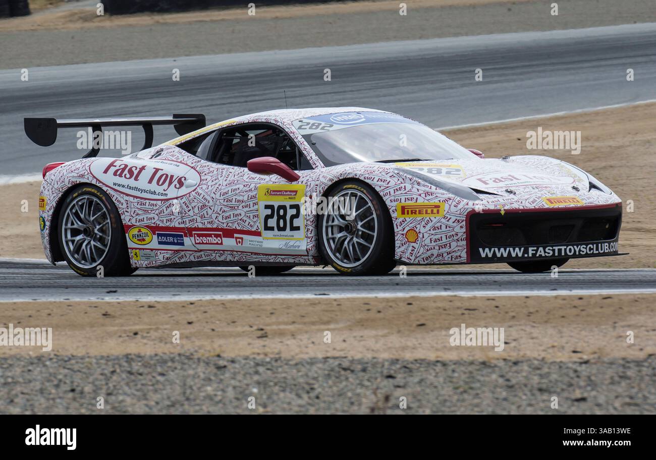 5 maggio 2018 Monterey, CA, U.S.A. # 282 Brian Davis esce dalla curva 2 durante il Ferrari Challenge 458 Race1at WeatherTech Raceway Laguna Seca Monterey, CA Thurman James / CSM (immagine di credito: &Copy; Thurman James/CSM via ZUMA Wire) Foto Stock