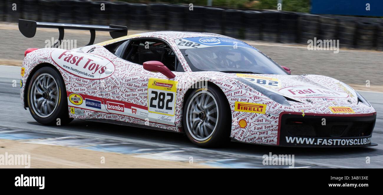 5 maggio 2018 Monterey, CA, U.S.A. # 282 Brian Davis entrando nella curva 3 durante il Ferrari Challenge 458 Race1at WeatherTech Raceway Laguna Seca Monterey, CA Thurman James / CSM(Credit Image: &Copy; Thurman James/CSM via ZUMA Wire) Foto Stock