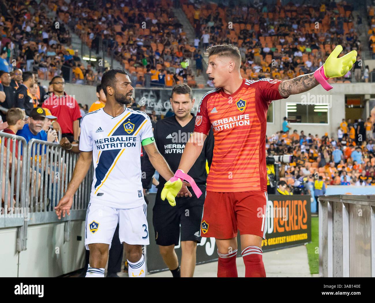 5 maggio 2018: Il difensore dei Los Angeles Galaxy Ashley Cole (3) e il portiere dei Los Angeles Galaxy David Bingham (1) si dirigono nello spogliatoio a metà della partita tra Houston Dynamo e Los Angeles Galaxy il 5 maggio 2018 al BBVA Compass Stadium di Houston, Texas. La Houston Dynamo ha battuto la LA Galaxy in tempo regolare 3-2.(Credit Image: &Copy; Maria Lysaker/CSM tramite filo ZUMA) Foto Stock