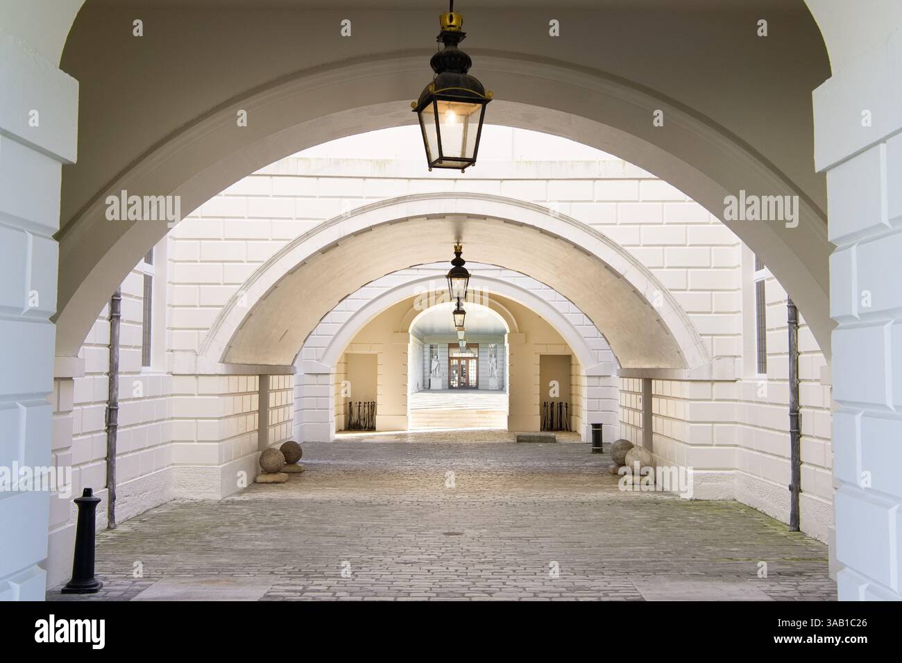 Passerella coperta dall'arco che conduce alla Queen's House, un'ex residenza reale a Greenwich, a Londra, che attualmente funge da galleria d'arte pubblica Foto Stock