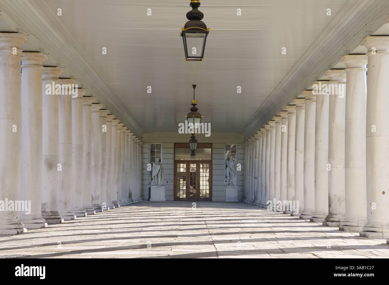 Passerella coperta con pilastri che conduce alla Queen's House, un'ex residenza reale a Greenwich, a Londra, che attualmente funge da galleria d'arte pubblica Foto Stock