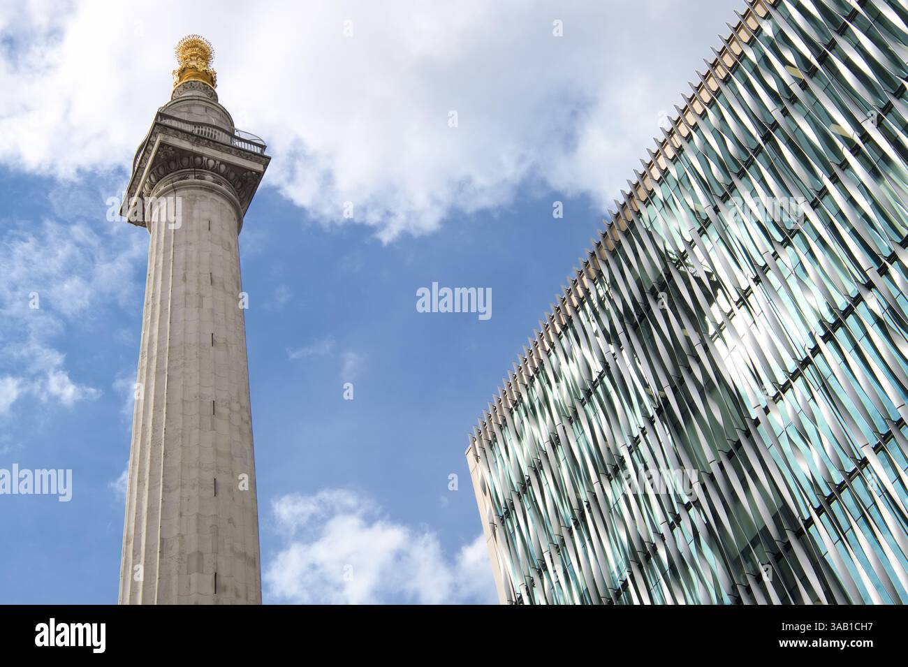 Il Monumento al grande incendio di Londra, costruito tra il 1671 e il 1677, contrasta con un moderno edificio di uffici in Fish Street Hill, Londra Foto Stock