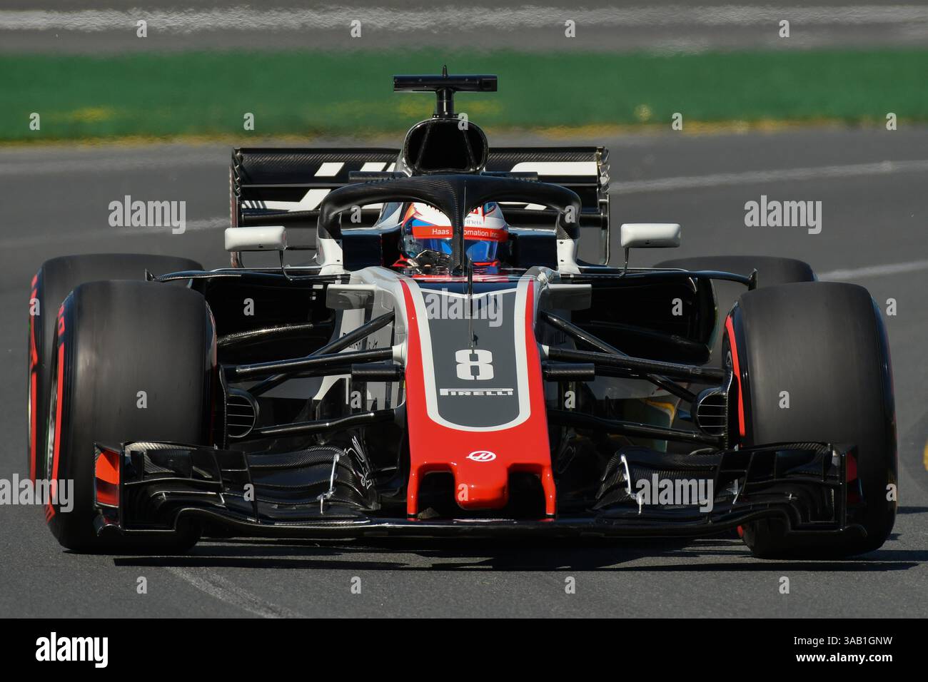 23 marzo 2018: Romain Grosjean (fra) #8 del team Haas F1 durante la sessione di prove 1 al Gran Premio d'Australia di Formula 1 2018 ad Albert Park, Melbourne, Australia. Sydney Low/Cal Sport Media (immagine di credito: &Copy; Sydney Low/CSM tramite cavo ZUMA) Foto Stock