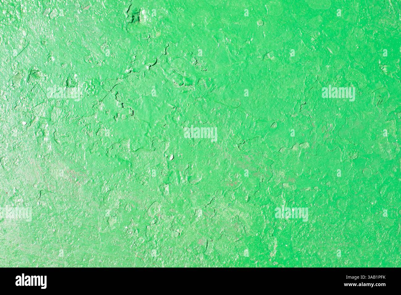 Superficie ruvida grunge verde alla luce del sole Foto Stock
