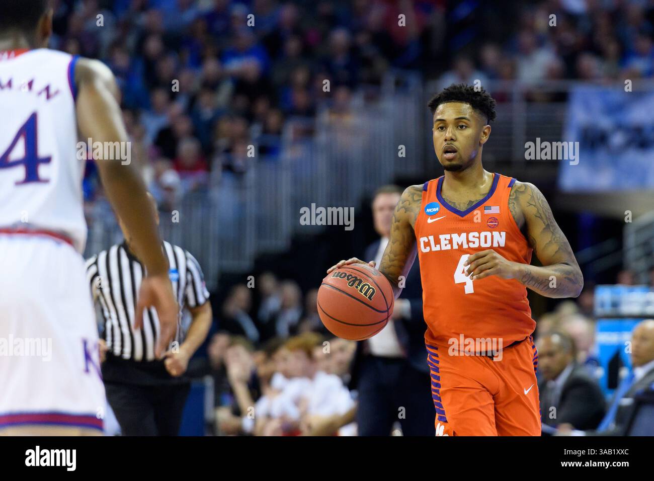 23 marzo 2018 - Omaha, Nebraska - i Clemson Tigers guardano Shelton Mitchell n. 4 in azione durante la partita di basket maschile Sweet 16 NCAA tra i Clemson Tigers n. 5 e i Kansas Jayhawks n. 1 al CenturyLink Center di Omaha, Nebraska..partecipazione: 17399.Kansas ha vinto 80-76.Jimmy Rash/Cal Sport Media (Credit Image: &Copy; Jimmy Rash/CSM via ZUMA Wire) Foto Stock
