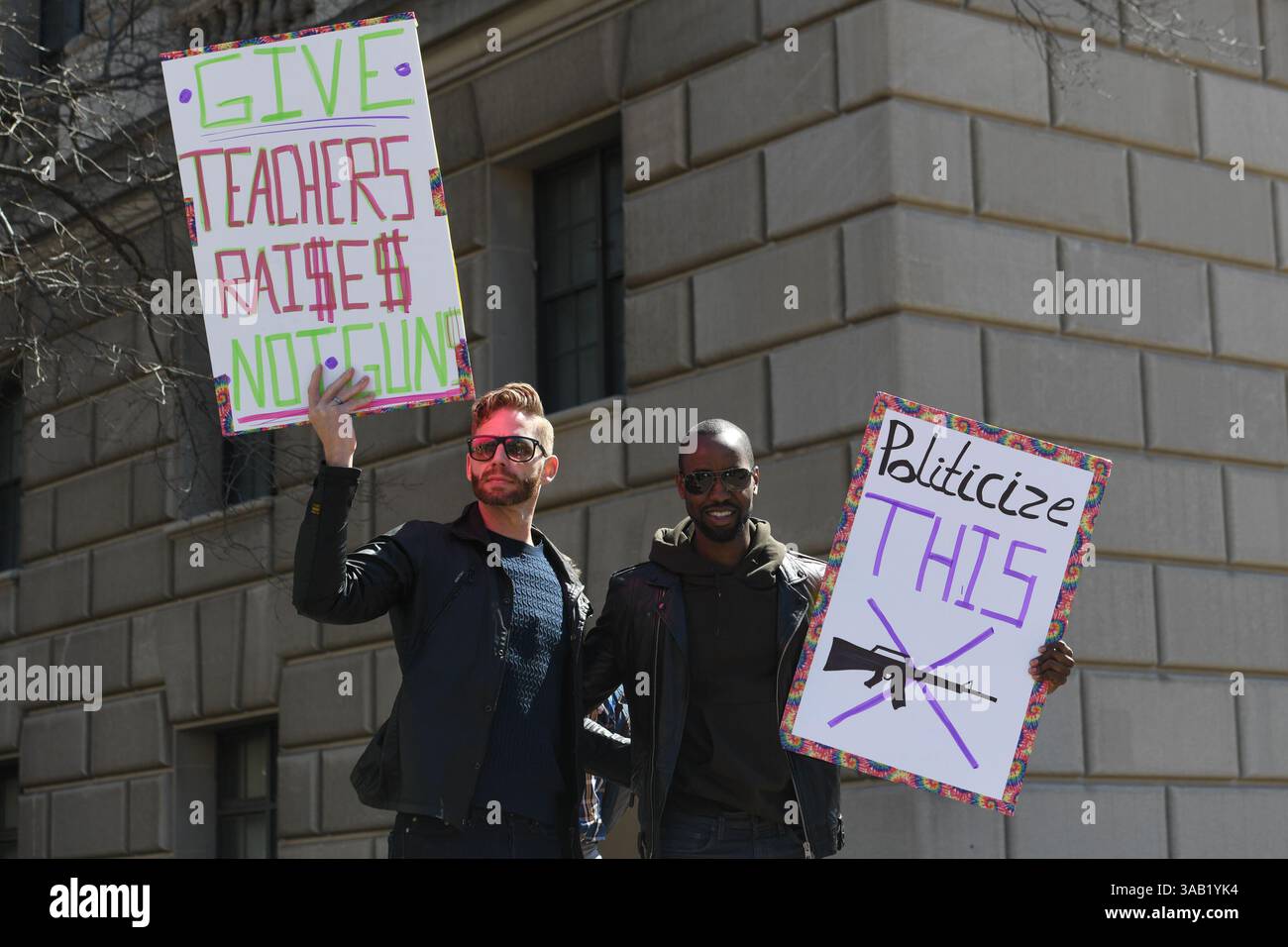 24 marzo 2018: Due uomini si alzano e fanno circolare i loro segnali di protesta durante la marcia per la vostra vita e la marcia per il controllo delle armi negli Stati Uniti, tenutasi su Pennsylvania Avenue a Washington, DC. (Immagine di credito: &Copy; John Middlebrook/CSM tramite cavo ZUMA) Foto Stock