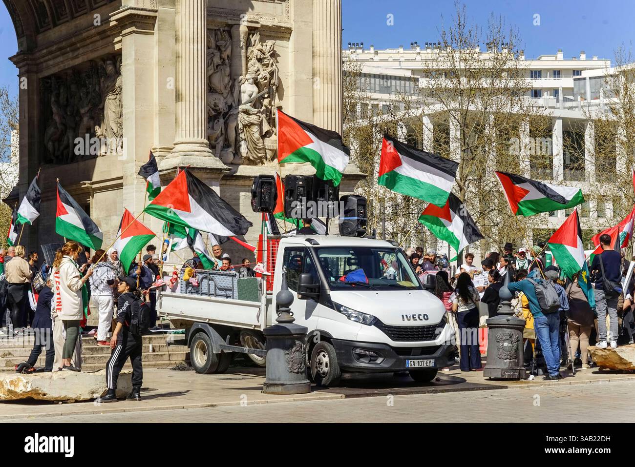 Demonstranten versammeln sich mit palästinensischen Fahnen, Marseille 20250330am346 Südfrankreich Demonstration gegen den Krieg Israels gegen Palästinenser Gaza Gazastreifen Nahostkonflikt Eskalation Pro Palästina Hamas Flagge Fahn Aktivismus, Autonomie, Banner, Besatzung, Demonstrant, dimostrazione, Fahne, Freiheit, Frieden, Gemeinschaft, Gerechtigkeit, Geschichte, Gewalt, Gesellschaft, Grundrechte, Hoffnung, Identität, Konflikt, Kultur, Kundgebung, Menschenrechte, Mitbestimmung, Nationalflagge, Neutralität, opposizione, Palästina, Plakat, Politik, protesta, Redefreiheit, religione, risoluzione, Foto Stock