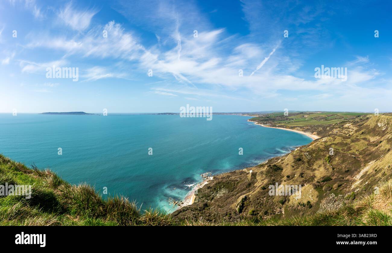 Guardando in basso sulla baia di Ringstead dalle scogliere di White Nothe, con Weymouth oltre Foto Stock