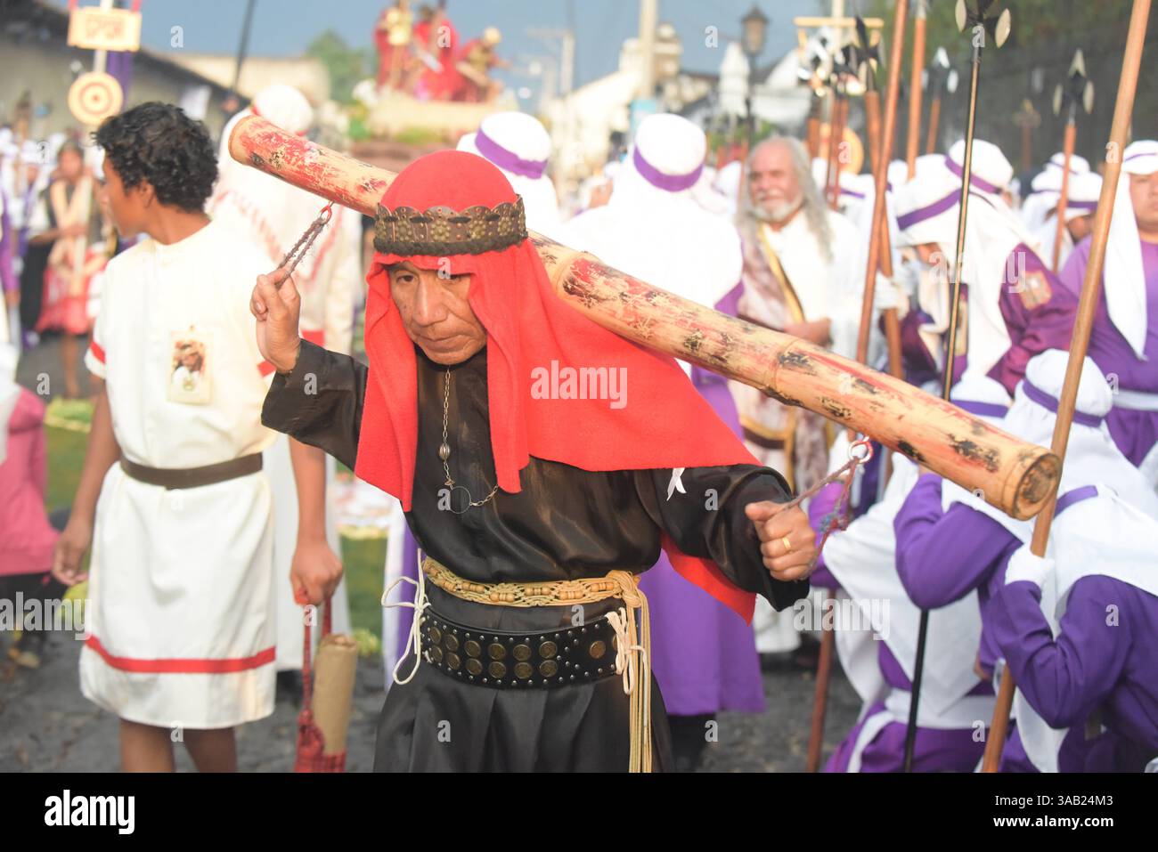 1° aprile 2018 - Antigua, Guatemala - Un devoto vestito da soldato romano durante le celebrazioni di Semana Santa. (Immagine di credito: © donna Todd via ZUMA Wire) Foto Stock