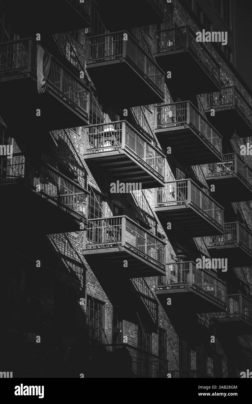 Balconi antincendio americani a Denver, Colorado, in bianco e nero Foto Stock