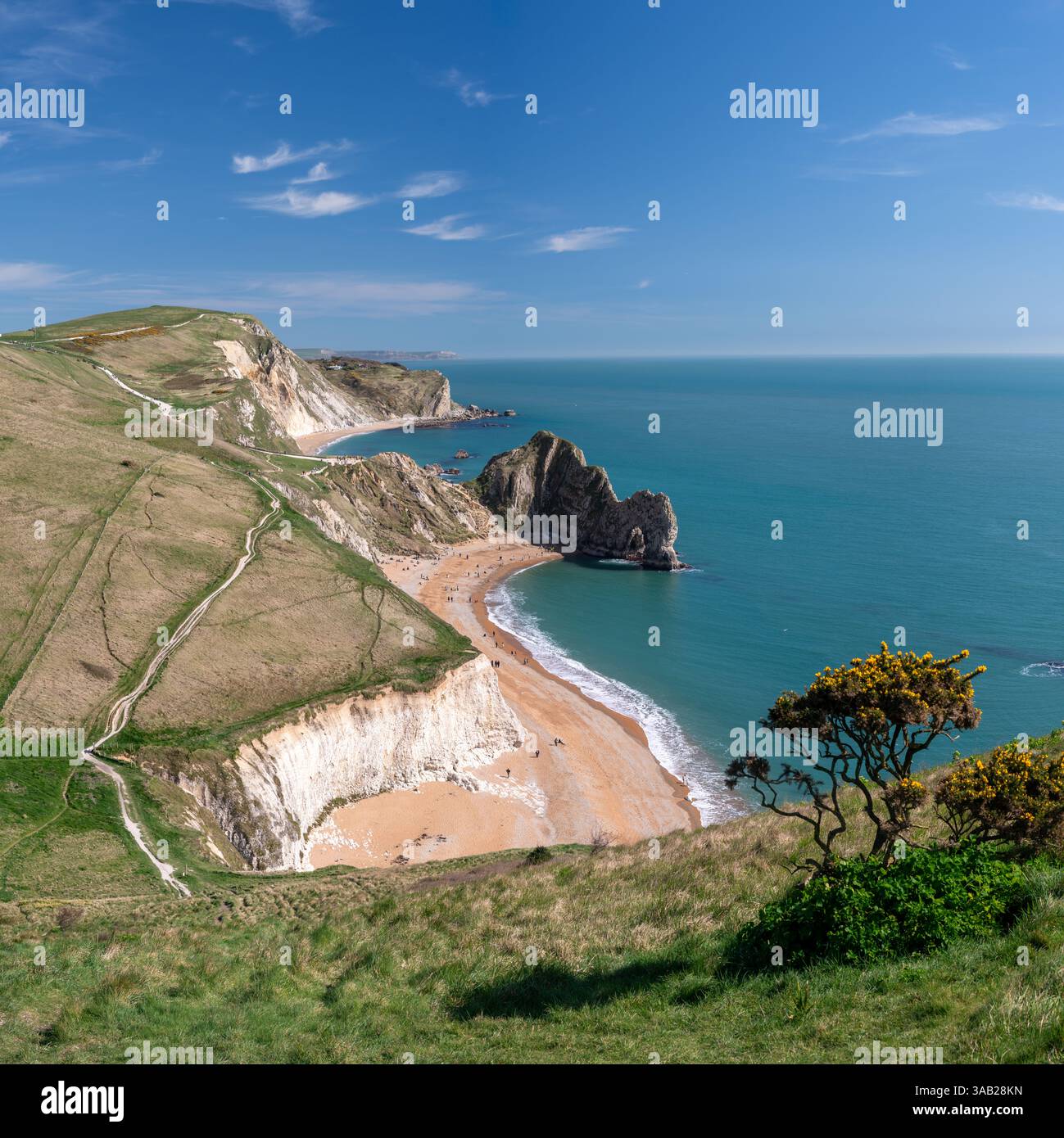 Il caratteristico arco roccioso di Durdle Door, visto da una serie di scogliere di gesso Foto Stock