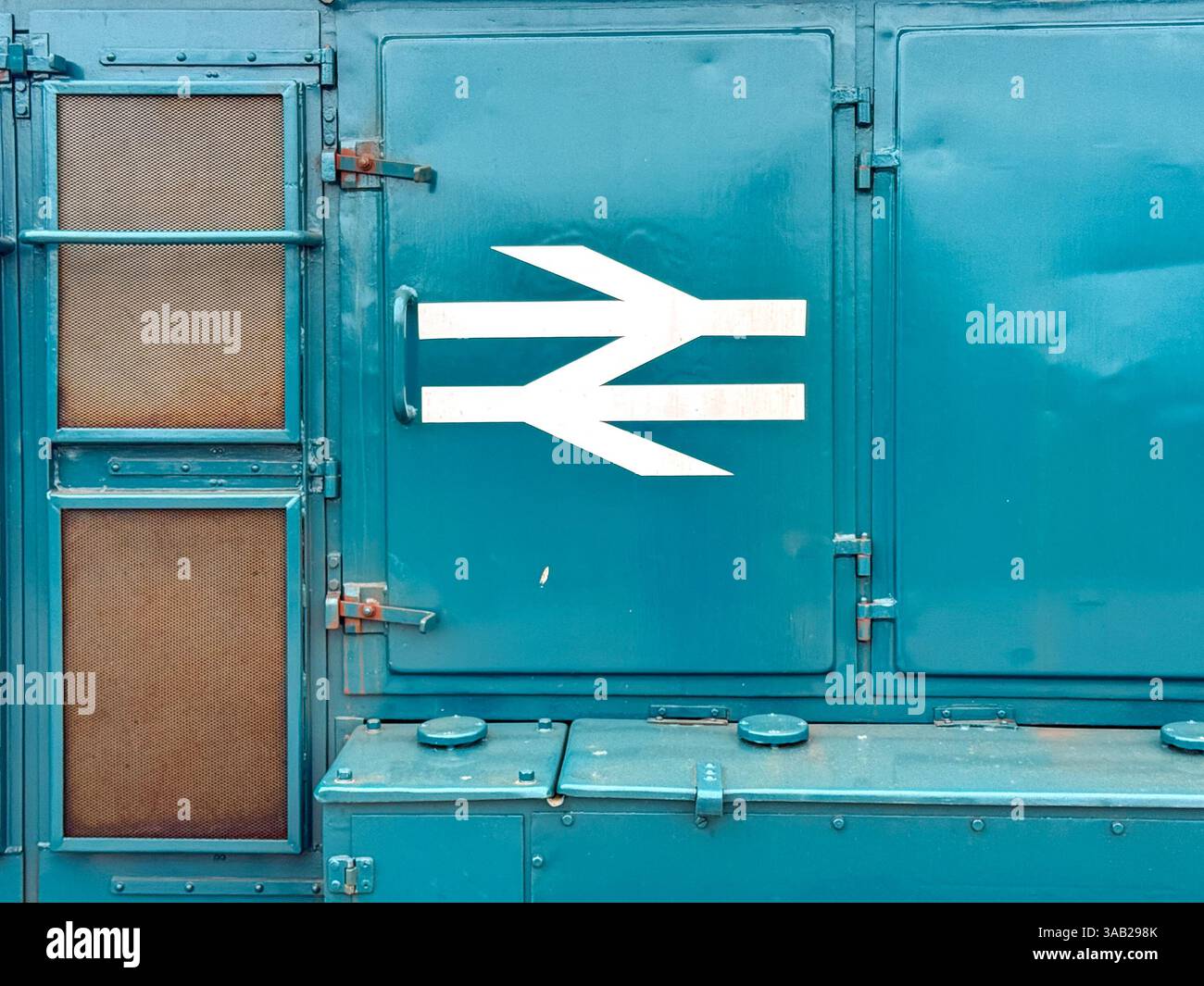 Lydney, Inghilterra, Regno Unito - 29 marzo 2025: Vista ravvicinata dell'iconica freccia doppia della British Rail sul lato di una locomotiva diesel dipinta in The Rail Blue - Immagine stock catturata con smartphone