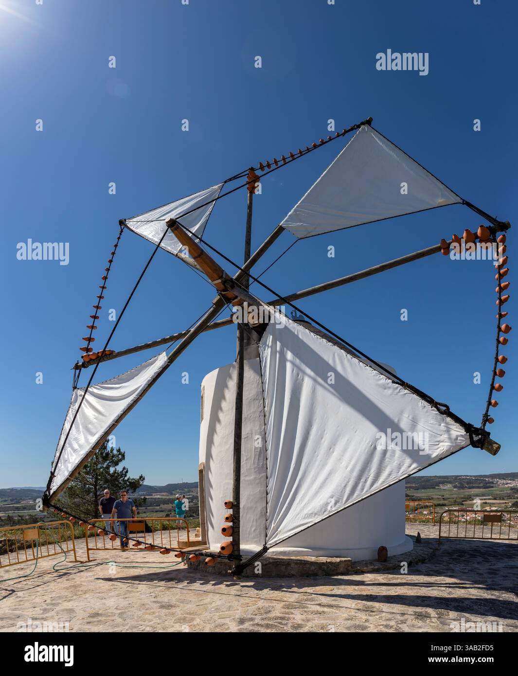 Portogallo, regione di Oeste, Amoreira, il mulino a vento di Amoreira (Moinho de Amoreira) nel giorno della celebrazione dei mulini a vento Foto Stock