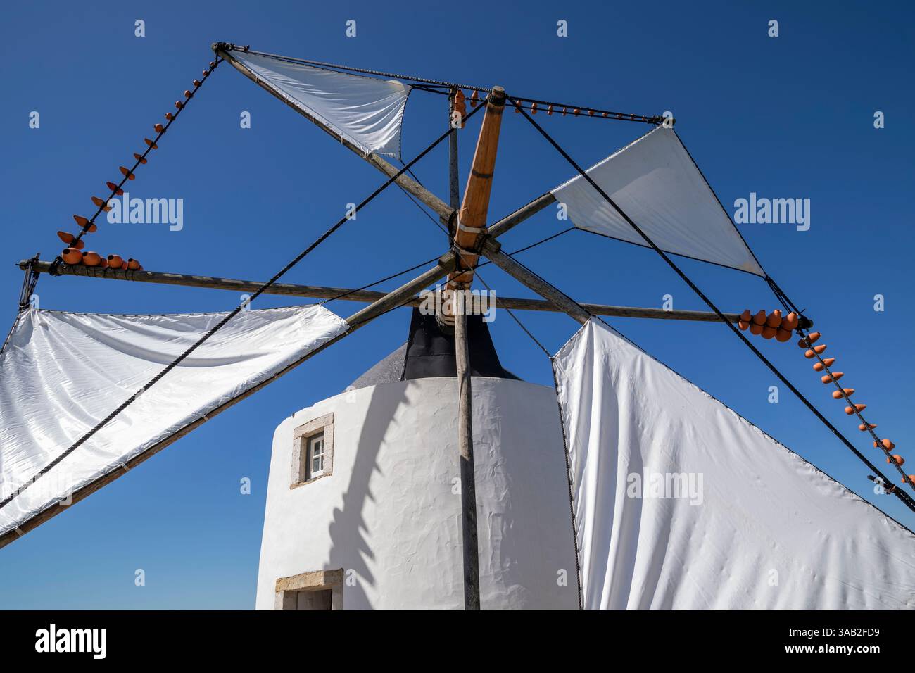 Portogallo, regione di Oeste, Amoreira, il mulino a vento di Amoreira (Moinho de Amoreira) in occasione della giornata nazionale dei mulini a vento Foto Stock