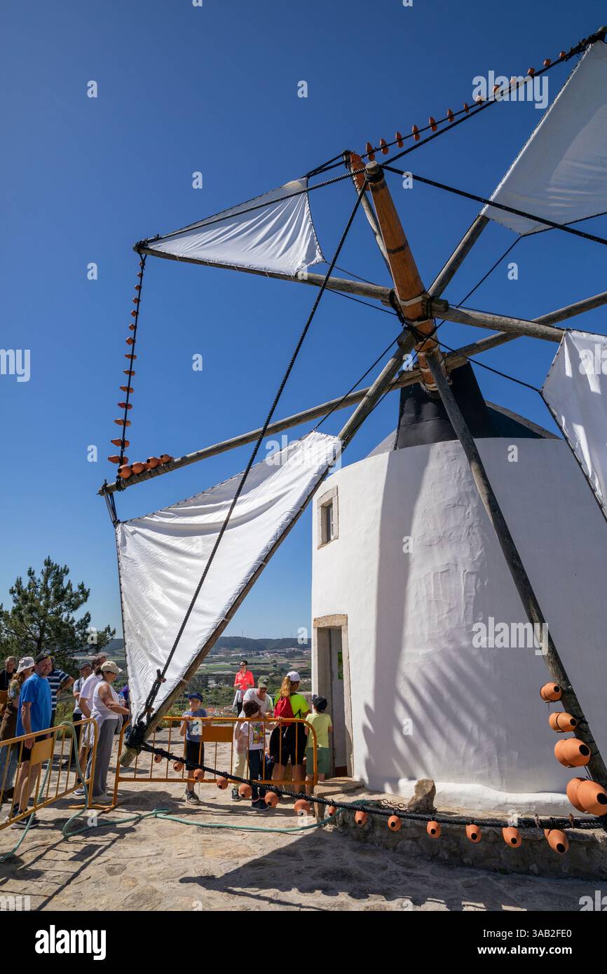 Portogallo, regione di Oeste, Amoreira, il mulino a vento di Amoreira (Moinho de Amoreira) in occasione della giornata nazionale dei mulini a vento Foto Stock
