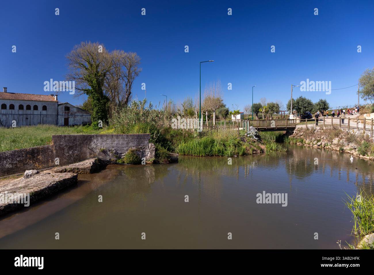 Portogallo, regione di Oeste, Amoreira, i visitatori della giornata nazionale dei mulini a vento passeranno davanti al parco "Rio de cima" e allo stagno di anatra Foto Stock