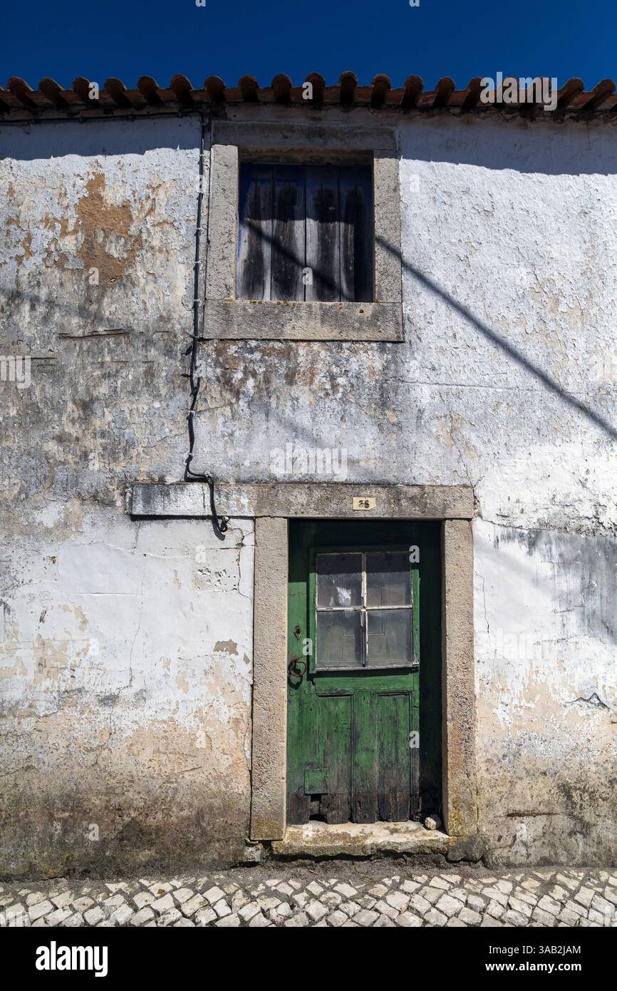 Portogallo, regione di Oeste, Amoreira, davanti ad una tipica casa a schiera su Rua Dr. Amilcar Campos Foto Stock