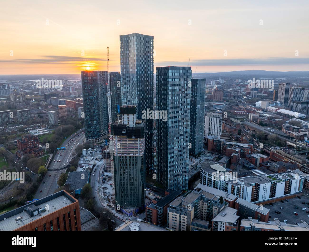 Immagine aerea di un tramonto sui grattacieli di Deansgate Square a Manchester nel Regno Unito Foto Stock