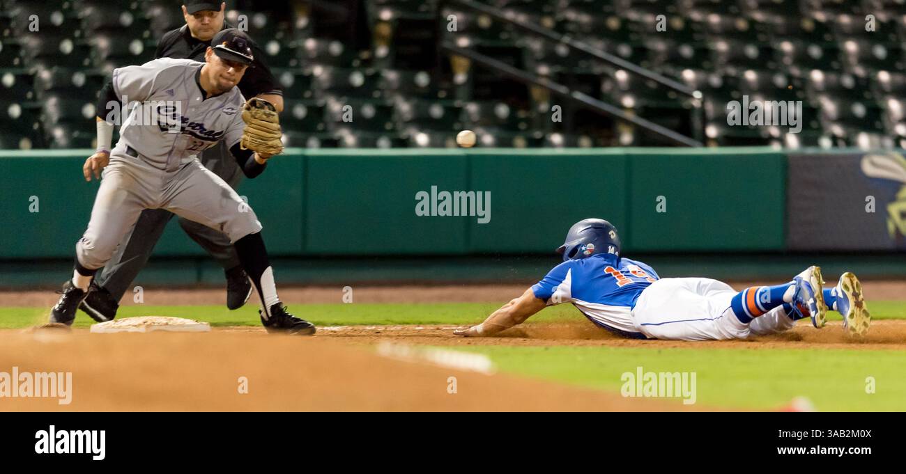 23 maggio 2018: L'esterno battista di Houston Spencer Halloran (14) scivola nella terza base mentre l'interno dell'Arkansas centrale Rigo Aguilar (21) attende un lancio durante i campionati della Southland Conference del 2018. Partita 4: Houston Baptist University vs Central Arkansas al Constellation Field Sugar Land, Texas. Houston Baptist ha vinto in sette inning 14 - 4 (Credit Image: &Copy; Maria Lysaker/CSM via ZUMA Wire) Foto Stock