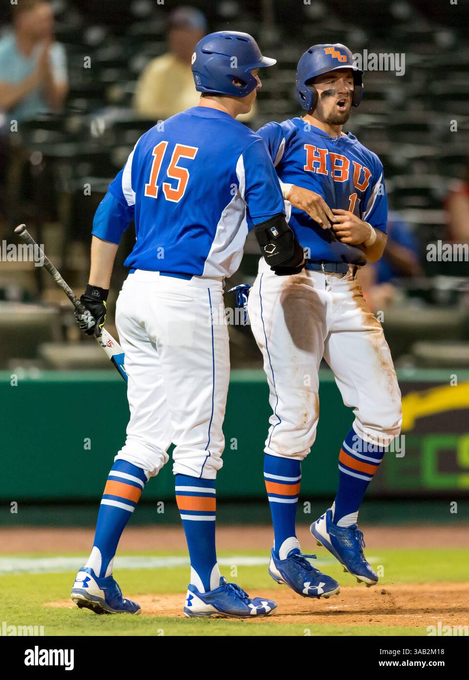 23 maggio 2018: Celebrazione al piatto con l'esterno battista di Houston Spencer Halloran (14) e l'interno di Houston Baptist Grant Buck (15) durante il Southland Conference Championships 2018. Partita 4: Houston Baptist University vs Central Arkansas al Constellation Field Sugar Land, Texas. Houston Baptist ha vinto in sette inning 14 - 4 (Credit Image: &Copy; Maria Lysaker/CSM via ZUMA Wire) Foto Stock