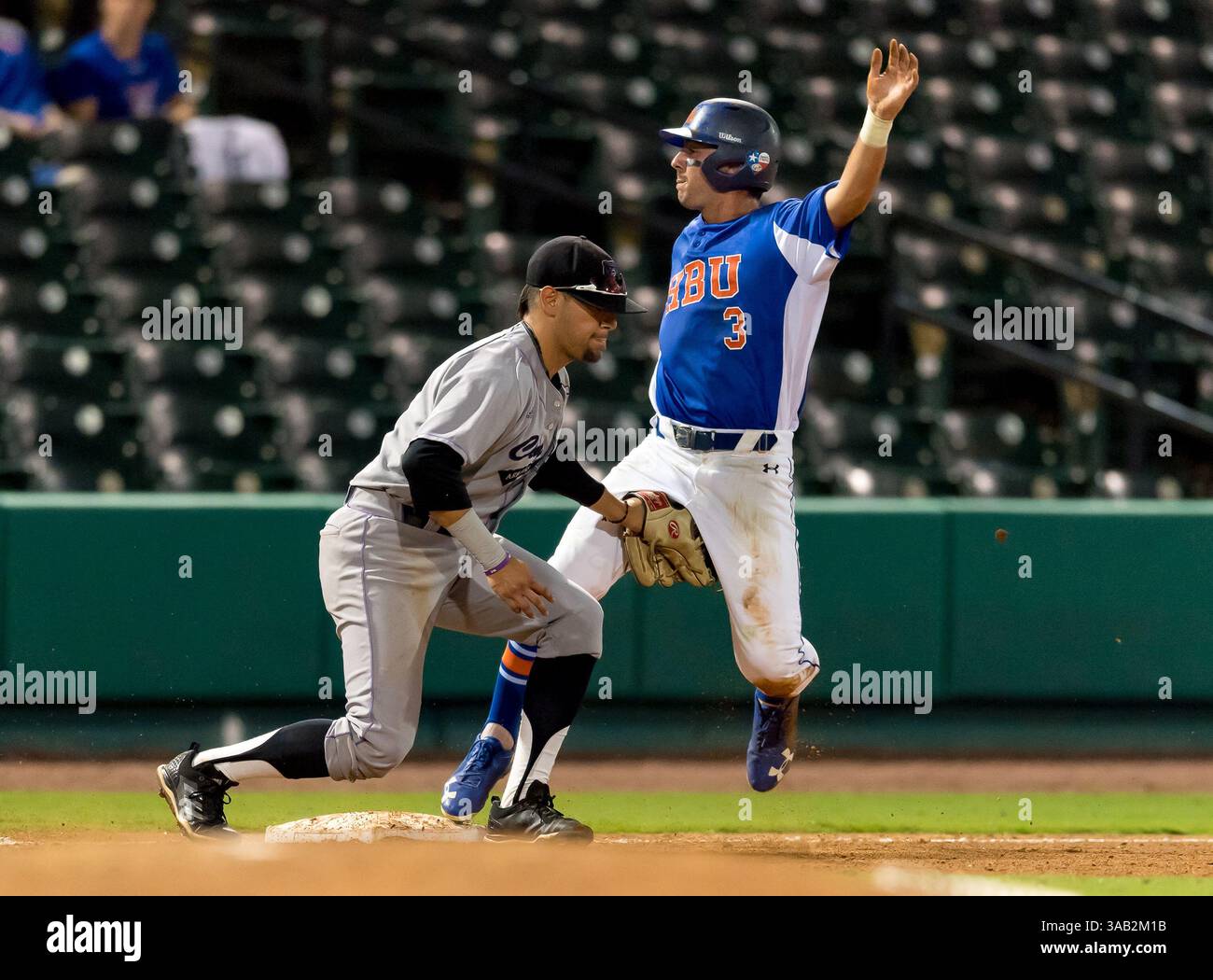 23 maggio 2018: L'interno battista di Houston Tyler Depreta-Johnson (3) ruba il terzo posto mentre l'interno dell'Arkansas centrale Rigo Aguilar (21) va per il tag durante i Southland Conference Championships 2018. Partita 4: Houston Baptist University vs Central Arkansas al Constellation Field Sugar Land, Texas. Houston Baptist ha vinto in sette inning 14 - 4 (Credit Image: &Copy; Maria Lysaker/CSM via ZUMA Wire) Foto Stock