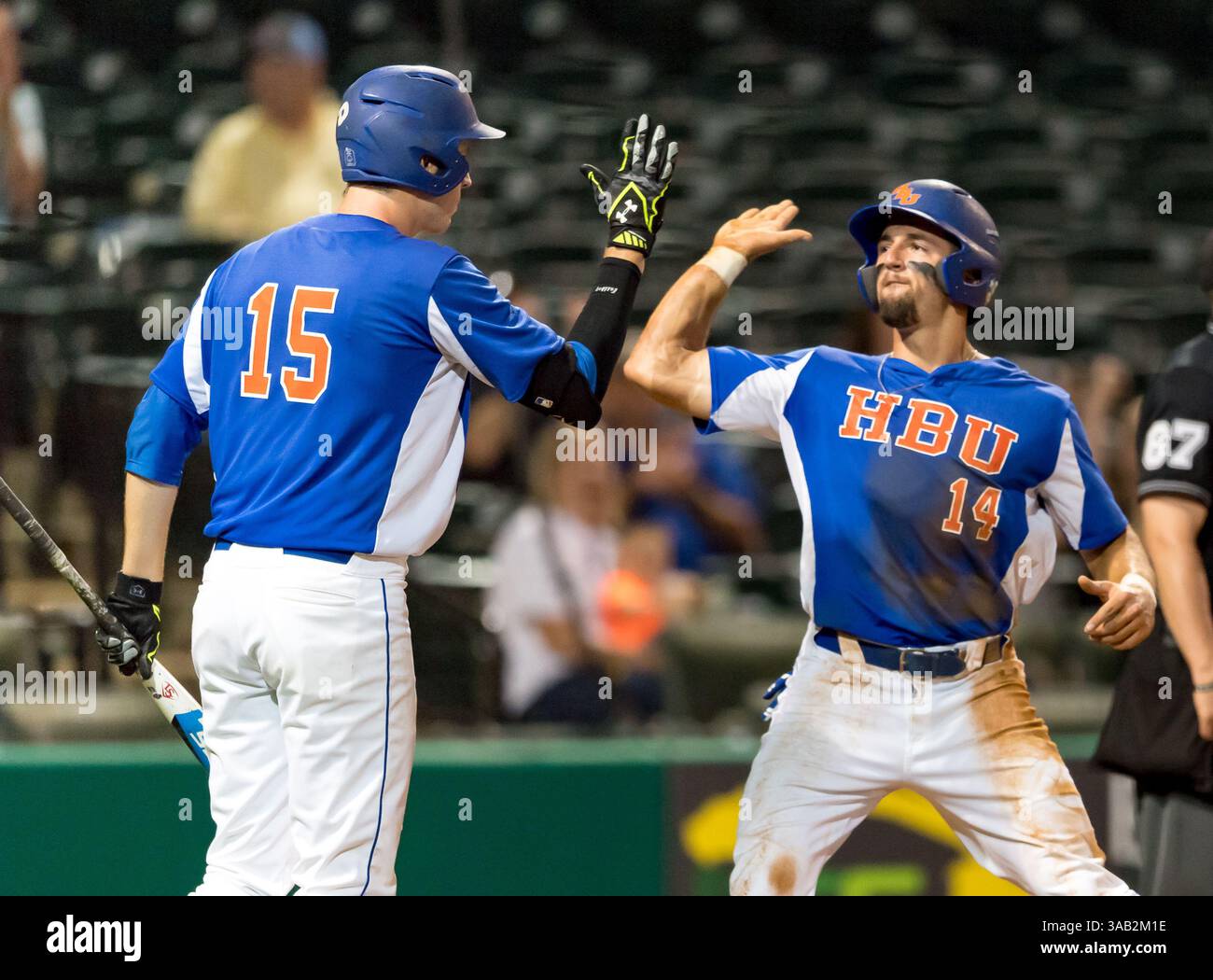 23 maggio 2018: L'esterno battista di Houston Spencer Halloran (14) caccia l'interno di Houston Baptist Grant Buck (15) mentre attraversa il piatto di casa durante il Southland Conference Championships 2018. Partita 4: Houston Baptist University vs Central Arkansas al Constellation Field Sugar Land, Texas. Houston Baptist ha vinto in sette inning 14 - 4 (Credit Image: &Copy; Maria Lysaker/CSM via ZUMA Wire) Foto Stock