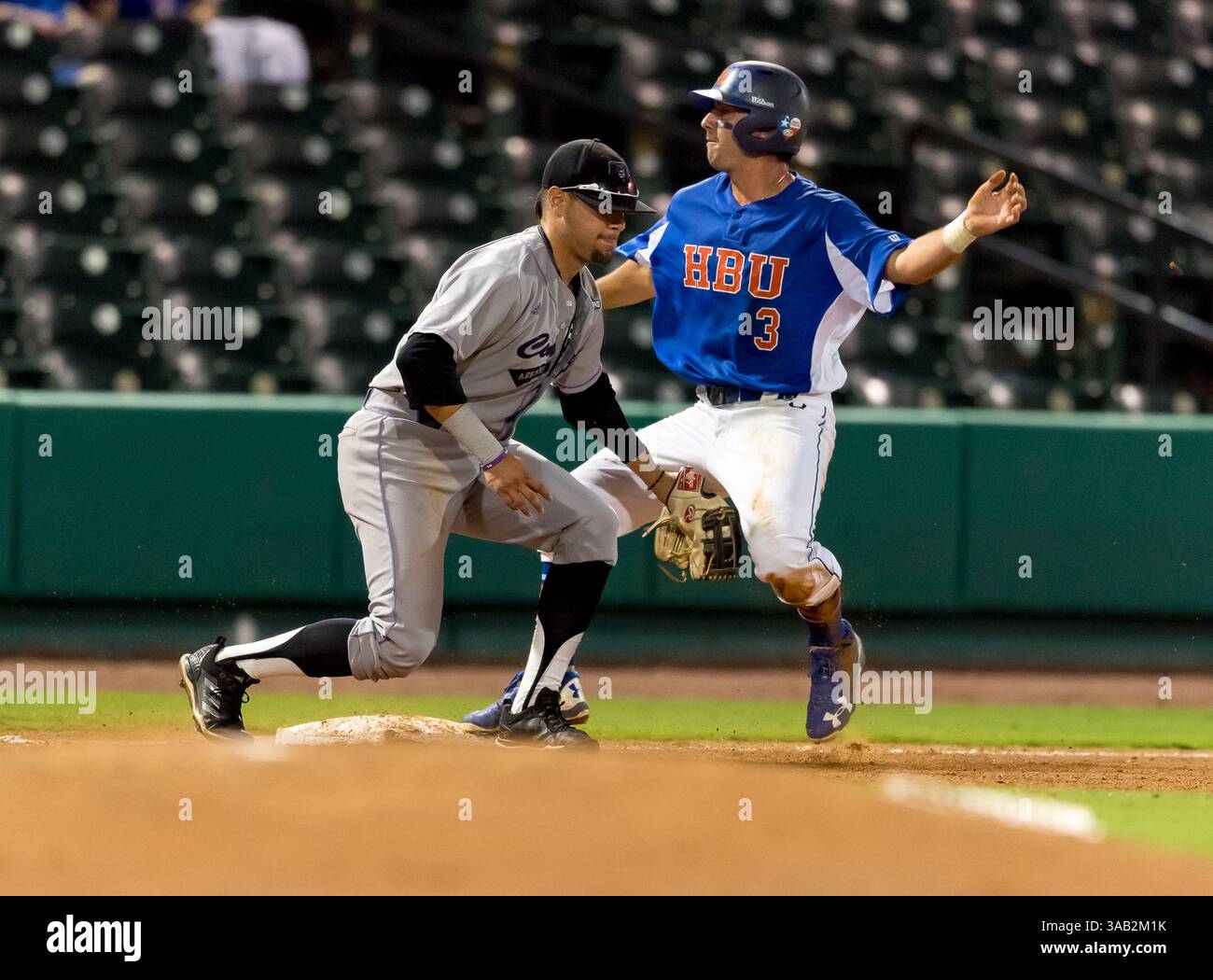 23 maggio 2018: L'interno battista di Houston Tyler Depreta-Johnson (3) ruba il terzo posto mentre l'interno dell'Arkansas centrale Rigo Aguilar (21) va per il tag durante i Southland Conference Championships 2018. Partita 4: Houston Baptist University vs Central Arkansas al Constellation Field Sugar Land, Texas. Houston Baptist ha vinto in sette inning 14 - 4 (Credit Image: &Copy; Maria Lysaker/CSM via ZUMA Wire) Foto Stock