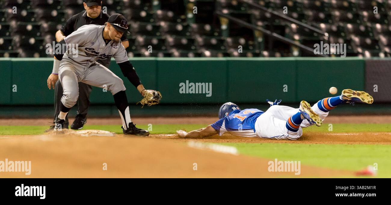 23 maggio 2018: L'esterno battista di Houston Spencer Halloran (14) scivola nella terza base mentre un lancio selvaggio supera l'interno dell'Arkansas centrale Rigo Aguilar (21) durante i campionati della Southland Conference 2018. Partita 4: Houston Baptist University vs Central Arkansas al Constellation Field Sugar Land, Texas. Houston Baptist ha vinto in sette inning 14 - 4 (Credit Image: &Copy; Maria Lysaker/CSM via ZUMA Wire) Foto Stock