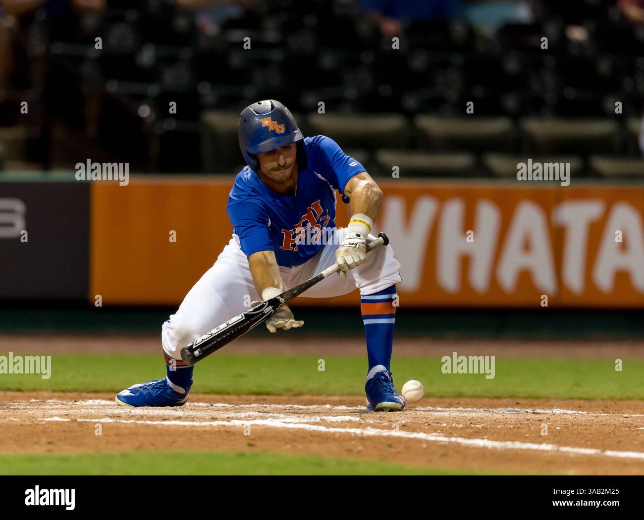 23 maggio 2018: L'esterno battista di Houston Jonathan Ducoff (27) stabilisce un bunt durante i campionati della Southland Conference 2018. Partita 4: Houston Baptist University vs Central Arkansas al Constellation Field Sugar Land, Texas. Houston Baptist ha vinto in sette inning 14 - 4 (Credit Image: &Copy; Maria Lysaker/CSM via ZUMA Wire) Foto Stock