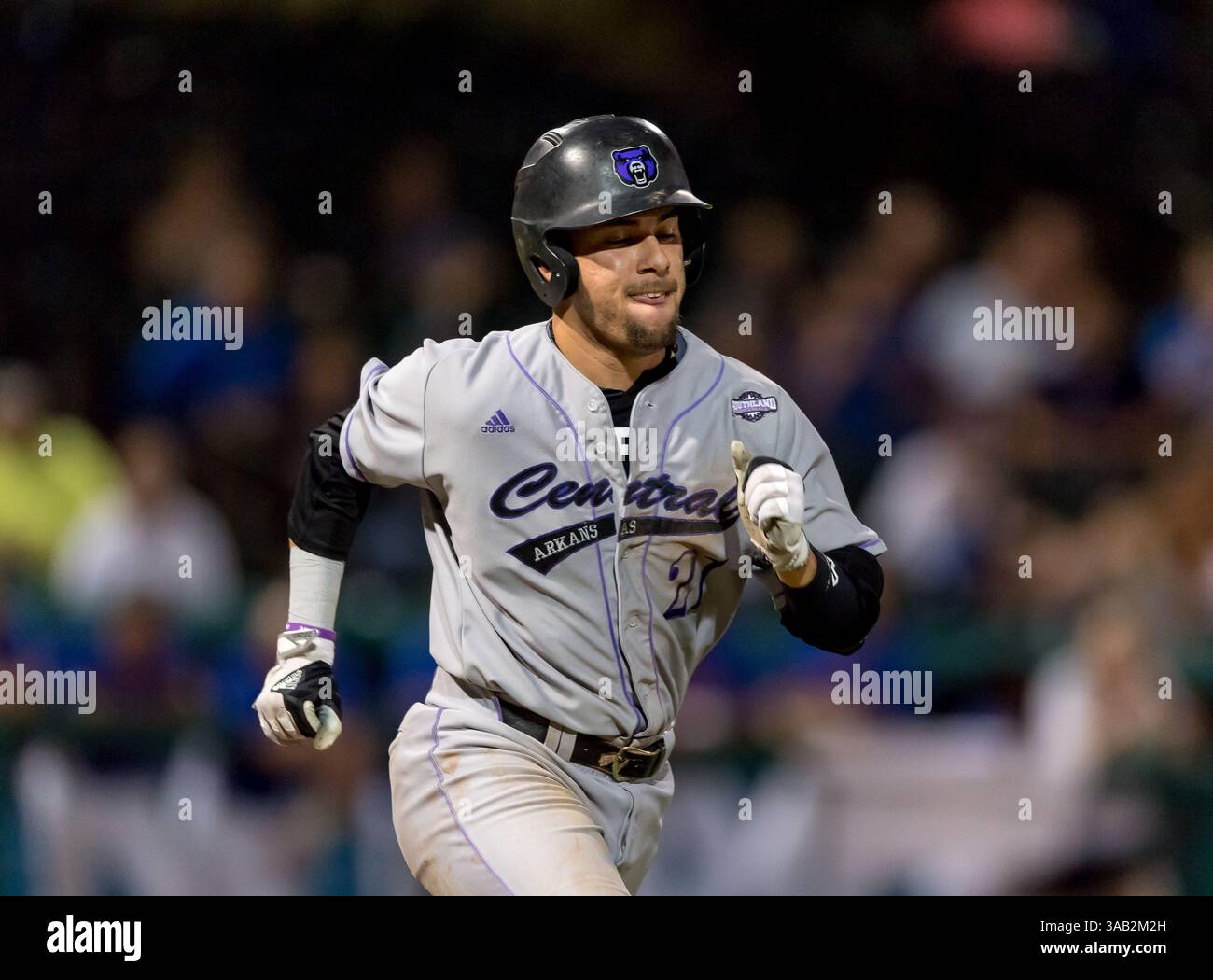 23 maggio 2018: L'interno dell'Arkansas centrale Rigo Aguilar (21 anni) arriva in prima base durante i campionati della Southland Conference 2018. Partita 4: Houston Baptist University vs Central Arkansas al Constellation Field Sugar Land, Texas. Houston Baptist ha vinto in sette inning 14 - 4 (Credit Image: &Copy; Maria Lysaker/CSM via ZUMA Wire) Foto Stock