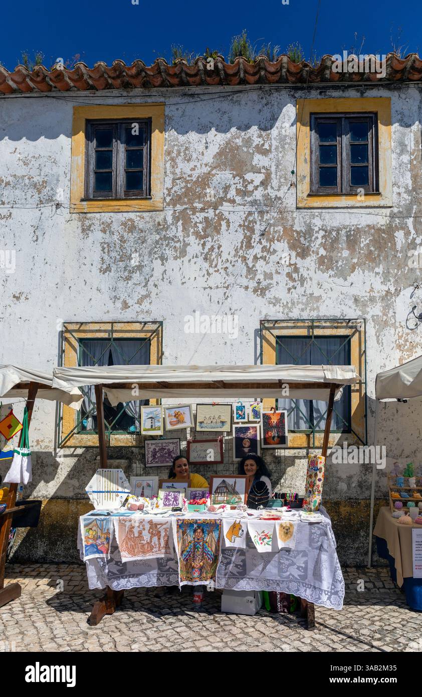 Portogallo, regione di Oeste, Amoreira, stallo artigianale che vende tessuti e opere d'arte tradizionali durante la giornata nazionale dei mulini a vento Foto Stock