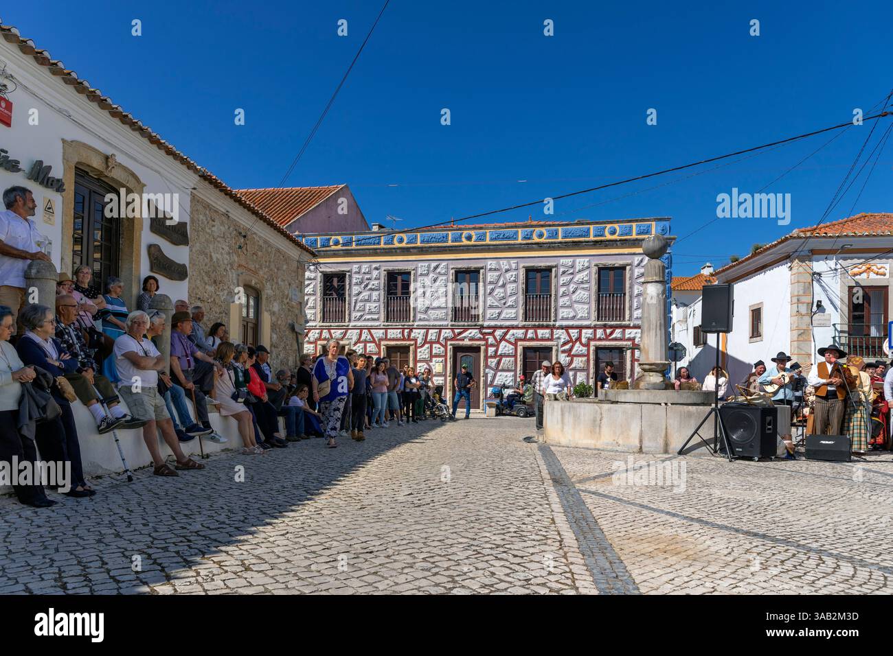 Portogallo, regione di Oeste, Amoreira, Praca Dr. Azevedo Perdigao (piazza) durante la giornata Nazionale dei mulini a vento Foto Stock