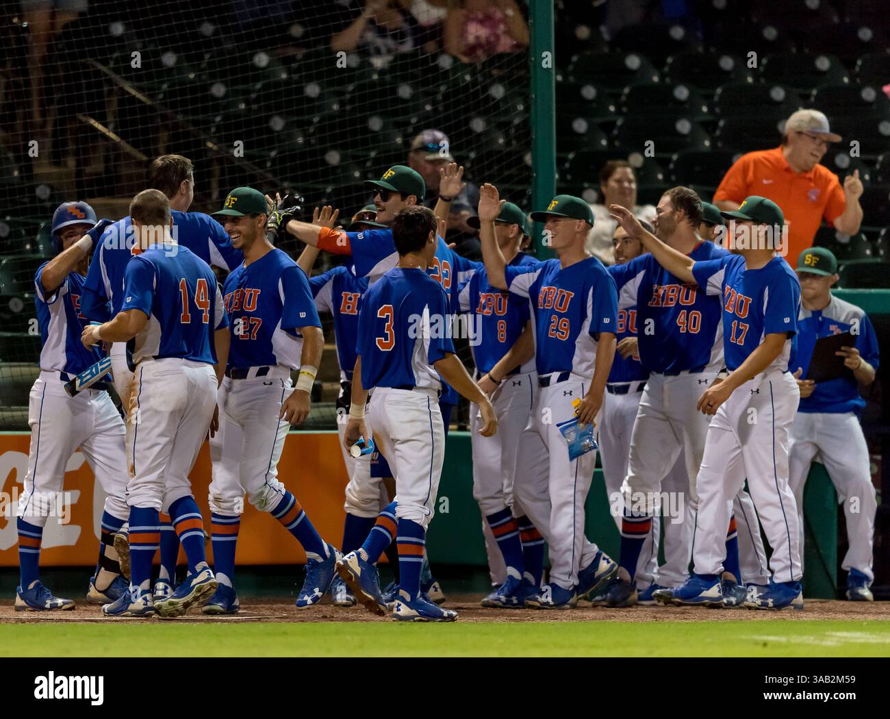 23 maggio 2018: La panchina battista di Houston celebra durante i campionati della Southland Conference 2018. Partita 4: Houston Baptist University vs Central Arkansas al Constellation Field Sugar Land, Texas. Houston Baptist ha vinto in sette inning 14 - 4 (Credit Image: &Copy; Maria Lysaker/CSM via ZUMA Wire) Foto Stock