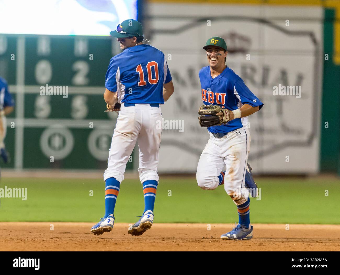 23 maggio 2018: L'interno di Houston Baptist Jack Fitzgerald (10) e l'esterno di Houston Baptist Jonathan Ducoff (27) sorridono tutti con l'ultimo del terzo inning durante il Southland Conference Championships 2018. Partita 4: Houston Baptist University vs Central Arkansas al Constellation Field Sugar Land, Texas. Houston Baptist ha vinto in sette inning 14 - 4 (Credit Image: &Copy; Maria Lysaker/CSM via ZUMA Wire) Foto Stock