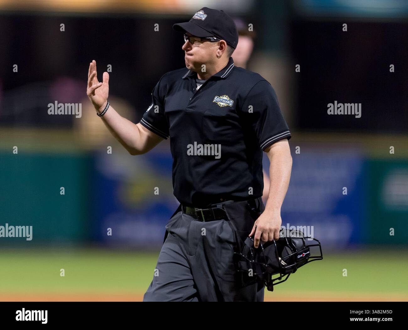 23 maggio 2018: L'arbitro di casa Ken Langford si reca alla panchina di Houston Baptist per salire in battuta durante i campionati della Southland Conference 2018. Partita 4: Houston Baptist University vs Central Arkansas al Constellation Field Sugar Land, Texas. Houston Baptist ha vinto in sette inning 14 - 4 (Credit Image: &Copy; Maria Lysaker/CSM via ZUMA Wire) Foto Stock